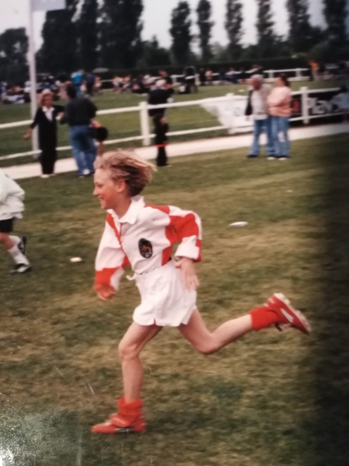 Sebastiano Dusi da bambino corre in campo durante una partita di rugby