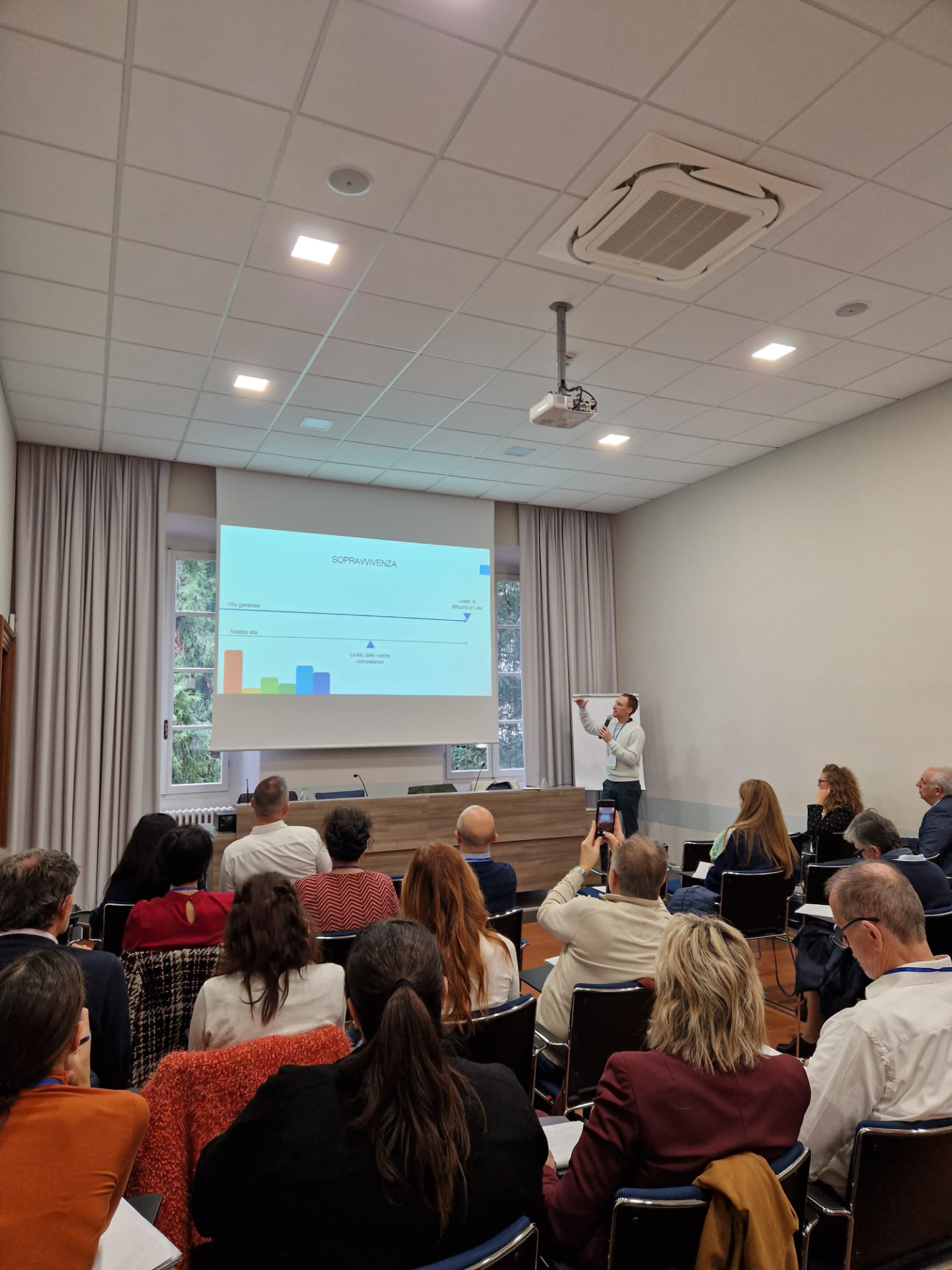 Sebastiano Dusi durante una formazione aziendale in aula